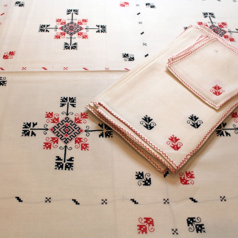 tea-tablecloth-crests-red-lagartera-toledo_napkin