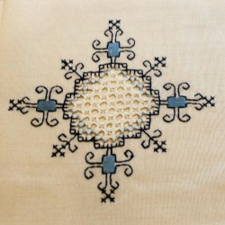 tea-tablecloth-suns-blue-lagartera-toledo_embroidery