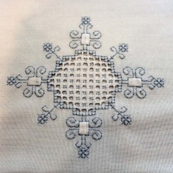 tea-tablecloth-suns-grey-lagartera-toledo_embroidery