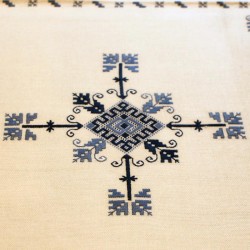 tablecloth-crests-blue-lagartera-toledo_embroidery