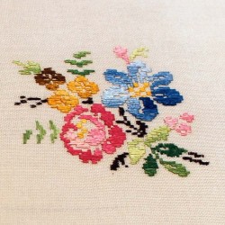 tablecloth-flowers-colors-lagartera-toledo_embroidery
