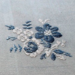 mantel-flores-gris-lagartera-toledo_bordado