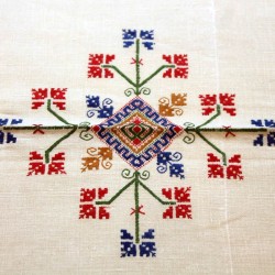 mantel-escudos-colores-lagartera-toledo_bordado