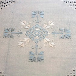 tablecloth-crests-grey-lagartera-toledo_embroidery