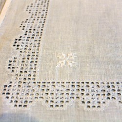 Embroidered Placemat-drawn-thread-white-lagartera-toledo_embroidery