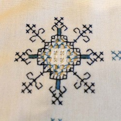 Embroidered Placemat-suns-blue-lagartera-toledo_embroidery