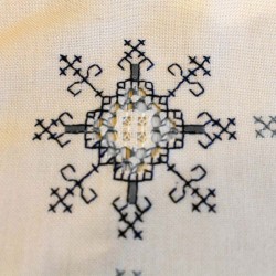 Embroidered Placemat-suns-grey-lagartera-toledo_embroidery